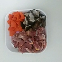 胡萝卜香菇鸡肉丸的做法图解1