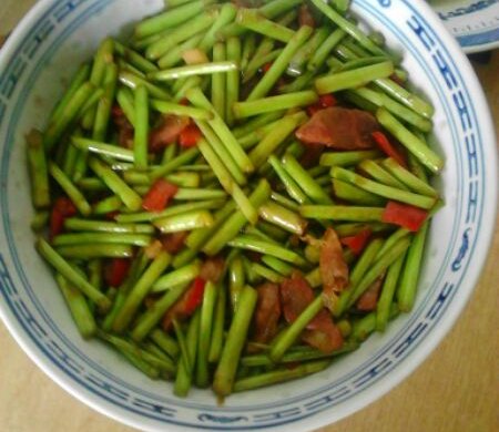藜蒿炒腊肠