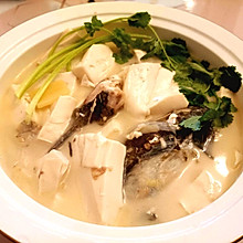 白白浓浓鱼头豆腐汤