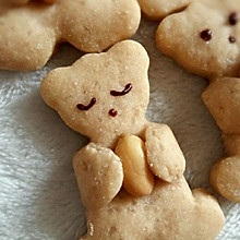 小熊抱花生饼干
