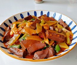 红油青笋烧鸭血的做法