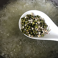 绿豆薏仁小米粥的做法图解2