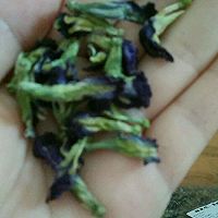 蓝蝴蝶炒饭的做法图解3