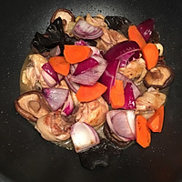 香菇木耳焖鸡+玉米饼锅贴的做法图解8