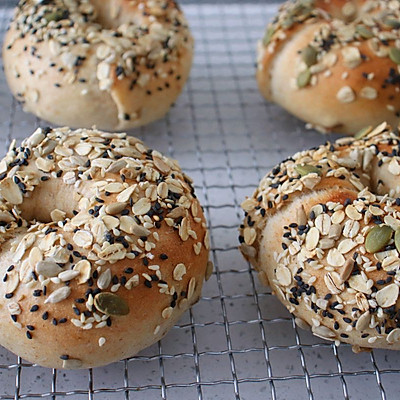 低卡低脂还饱腹｜新手也能轻松拿捏的全麦杂粮贝果配方