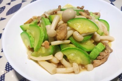 家常快手菜之：西葫芦炒海鲜菇