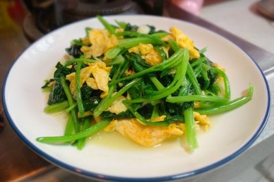 家常菠菜炒鸡蛋