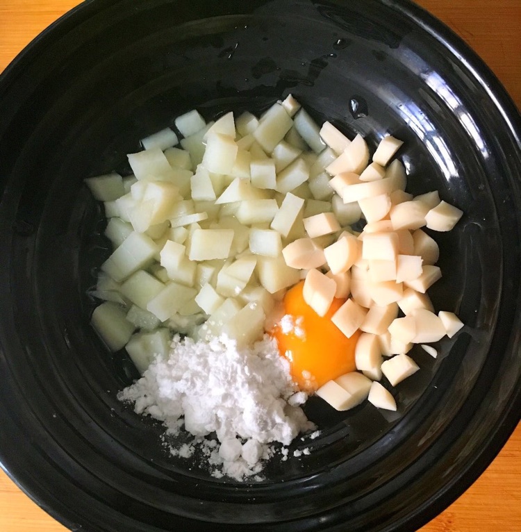 宝宝早餐 鸡蛋土豆饼的做法图解2