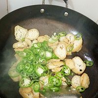 小炒油豆腐青椒的做法图解5