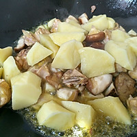 香菇土豆炖鸡块的做法图解4