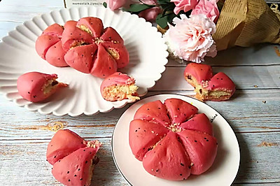 粉色火龙果花朵面包