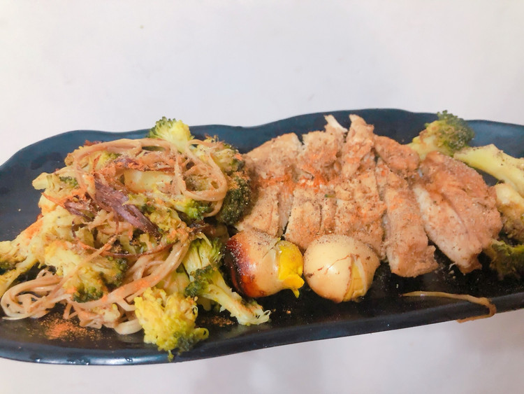 不加一滴油的电饭锅焖鸡胸肉减肥餐的做法