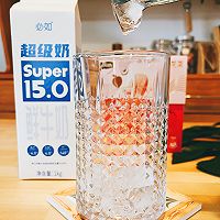 白桃乌龙冰奶茶的做法图解2