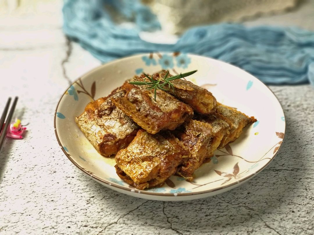 Braised hairtail in brown sauce