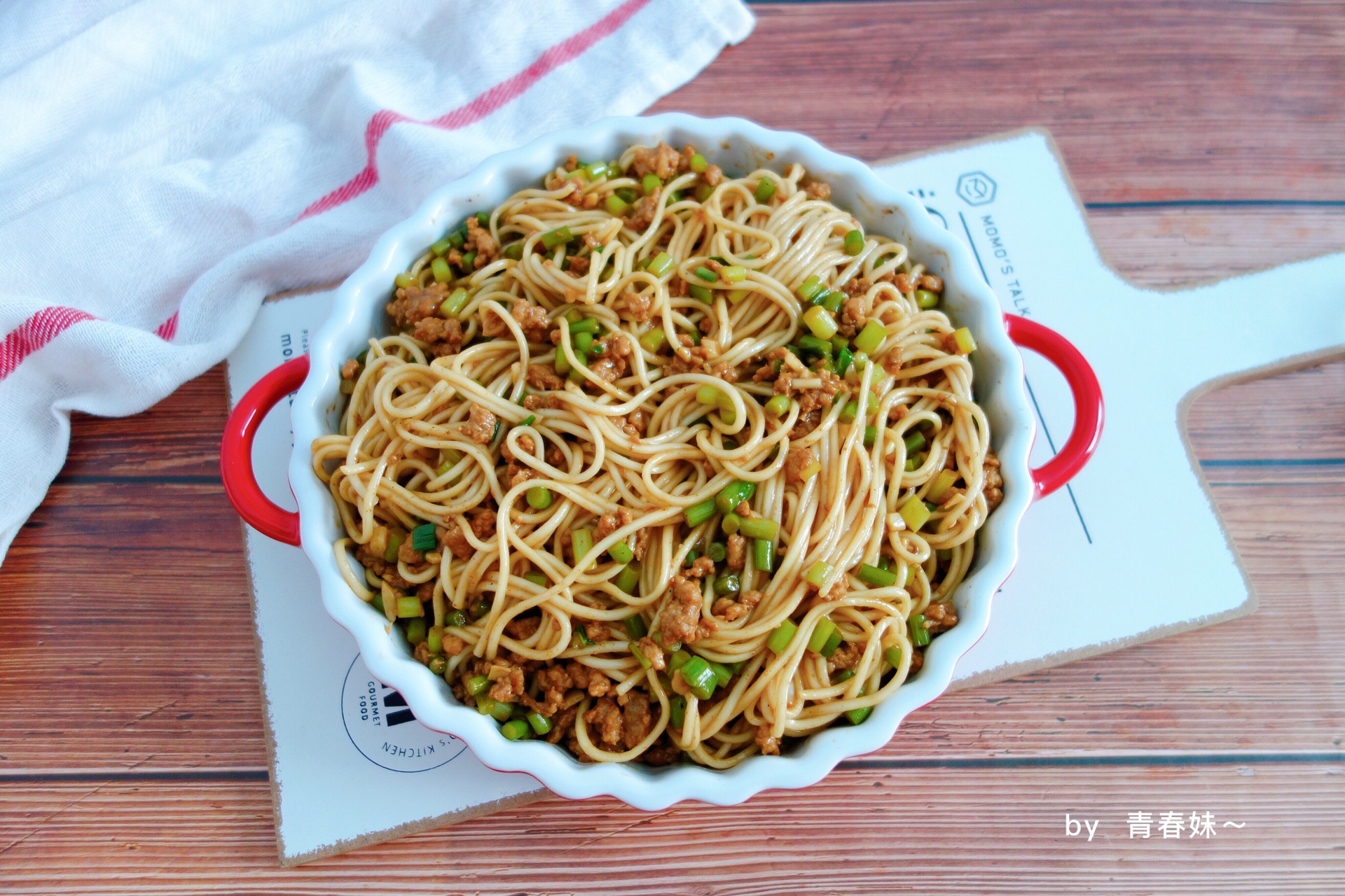 Noodles with minced meat and garlic sauce