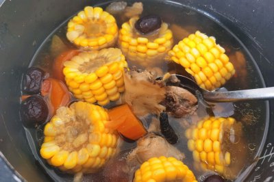 玉米胡萝卜炖土鸡汤