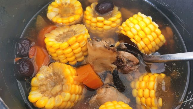 玉米胡萝卜炖土鸡汤的做法