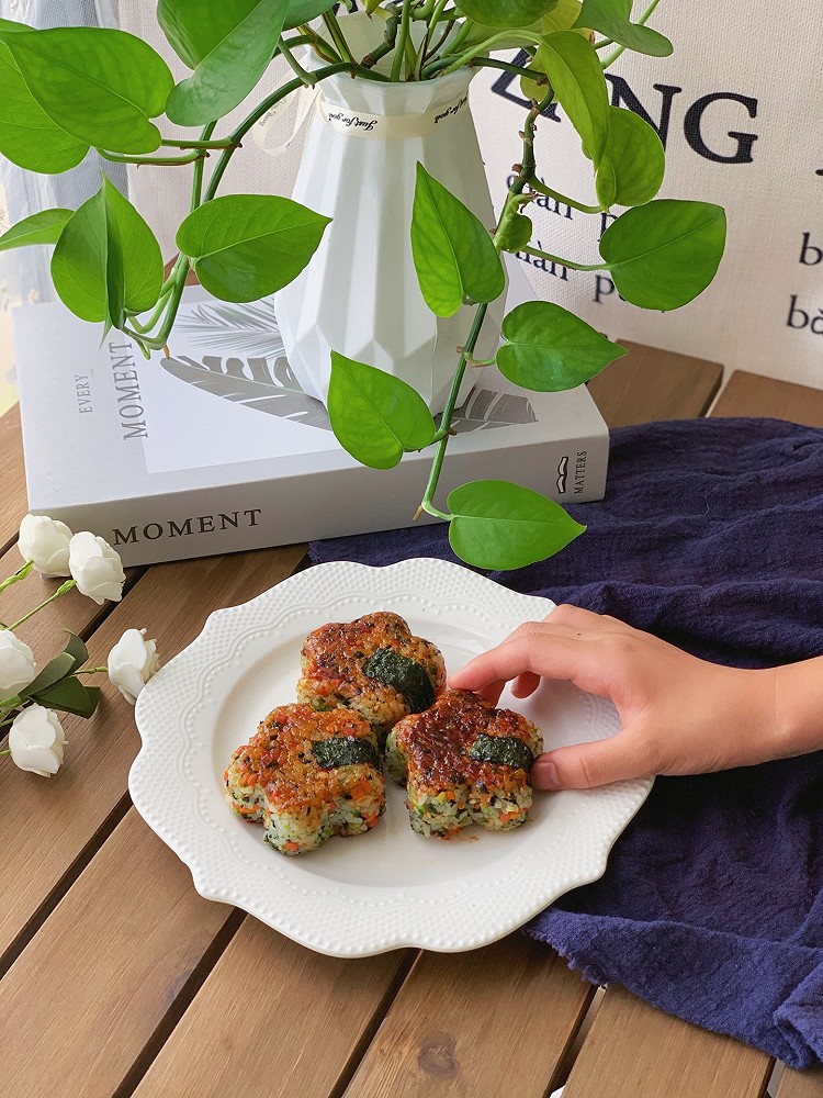 一口爱上日式海苔火腿饭团的做法