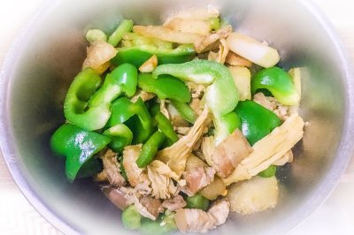 夏天鲜甜五花肉腐竹炒青椒冬瓜