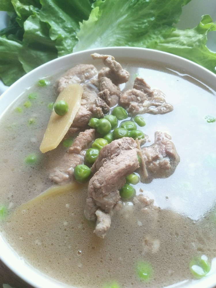 青豆炖排骨汤的做法