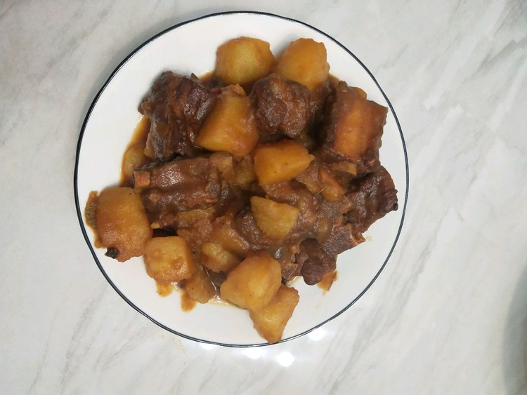 红烧土豆炖排骨的做法
