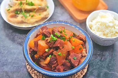 萝卜烩牛肉+蒸咸鱼+大米饭