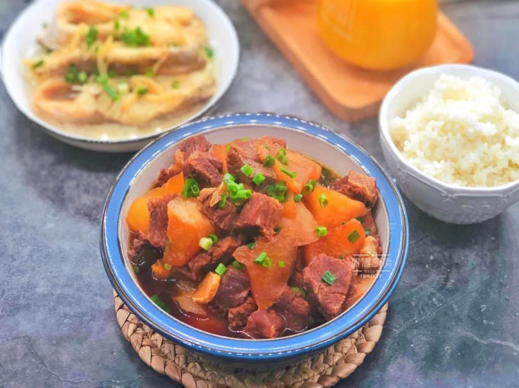 萝卜烩牛肉+蒸咸鱼+大米饭的做法