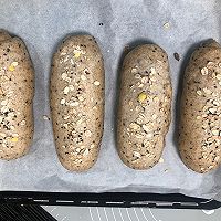 巨松软~全麦坚果蔓越莓软欧包的做法图解7