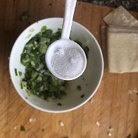 馄炖皮葱花饼 来自向往生活之后的发挥的做法图解2