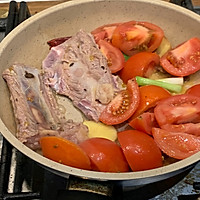 来一碗碗浓浓暖暖的牛骨番茄汤吧(⁎⁍̴̛ᴗ⁍̴̛⁎)的做法图解1