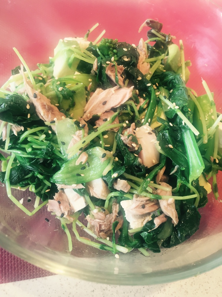 金枪鱼牛油果蔬菜沙拉