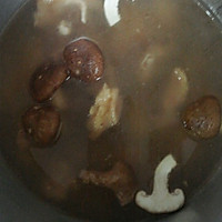 香菇鸡汤（电高压锅版）的做法图解1