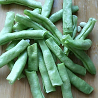 豆角炝茄子的做法图解1