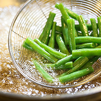 《宅家快手美食》杏鲍菇牛肉酱炒刀豆的做法图解3