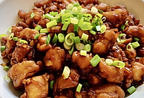 在家做这道菜～鸡丁炒大葱～嗷嗷的好吃～超下饭的做法