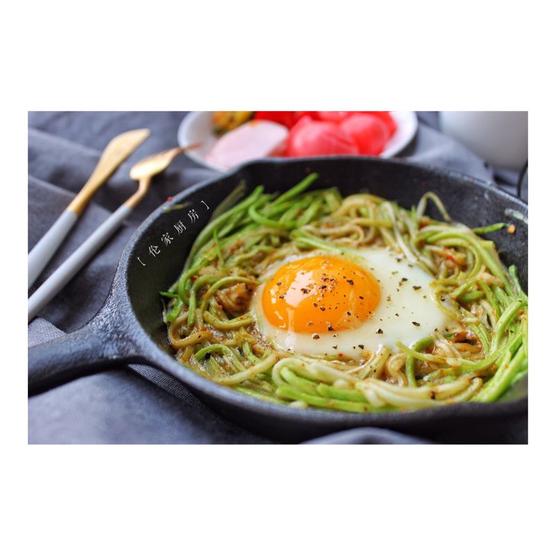 Baked egg with zucchini