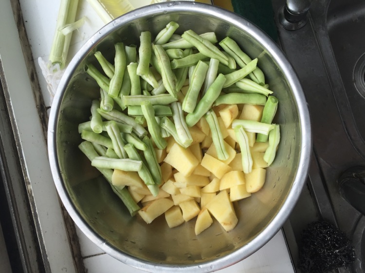 芸豆炖土豆的做法图解2