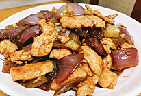 洋葱炒鸡胸肉（泡椒味）的做法