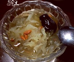 黄芪银耳红枣枸杞汤的做法
