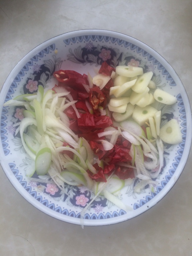 酸菜炒米的做法图解1