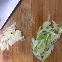 蘑菇炒油菜的做法图解3