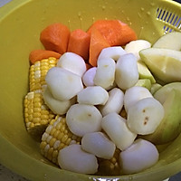 苹果玉米红萝卜汤的做法图解2