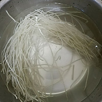 猪肉酸菜炖粉条的做法图解5