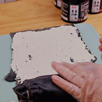 墨鱼汁粉蛋糕卷 颜值高 做法又简单！！！的做法图解7