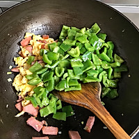 快手下饭菜～青椒火腿炒蛋的做法图解7