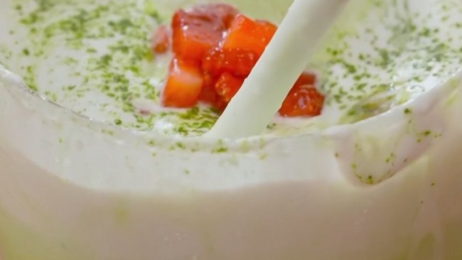泰国甜品抹茶草莓椰奶的做法
