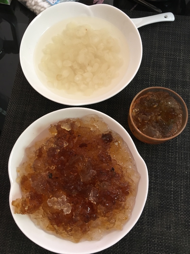 桃胶皂角米银耳羹的做法图解2