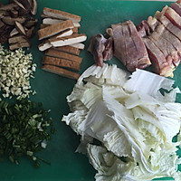 香菇蜡鸡腿煲的做法图解1