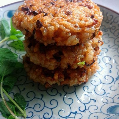 香菇肉末米饭煎饼:（妖妖家的厨房）