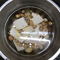 补血补钙之黑豆骨头鲫鱼汤的做法图解2